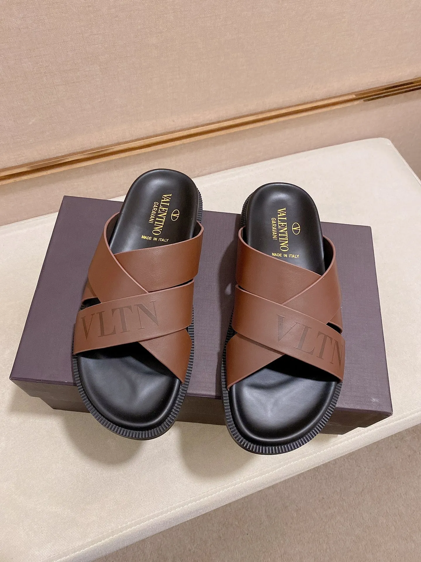 Men's shoes💰: 440💰[Valentino] New men's boutique slippers, counter quality, classic plaid, the actual workmanship is quite complex🔰The uppers are made of imported fabrics➕🐑Sheepskin lining, which tests the craftsman's craftsmanship➕original PU outsole. Size: 38-44 (45 can be customized, non-refundable)